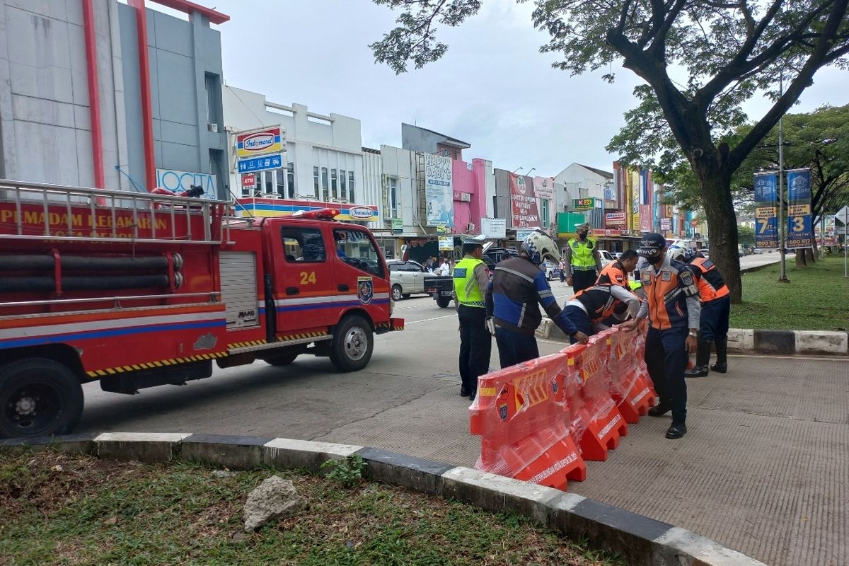 Petugas Dishub Kota Depok bersama Satlantas Polres Metro Depok tengah menutup putaran balik di depan Perumahan Cluster De'Caspia Jalan Grand Depok City pada Rabu (25/1/2023).