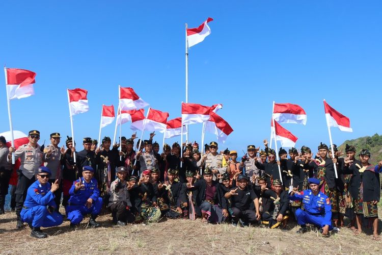 Suasana pengibaran bendera di Pulau Sepatang