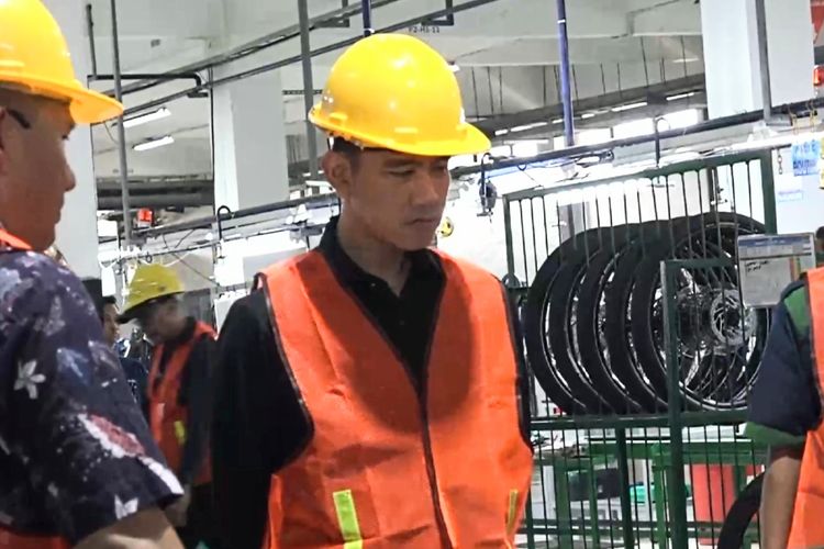 Kunjungi Pabrik Polygon di Sidoarjo, Gibran Dorong Industri Sepeda Tembus Pasar Global