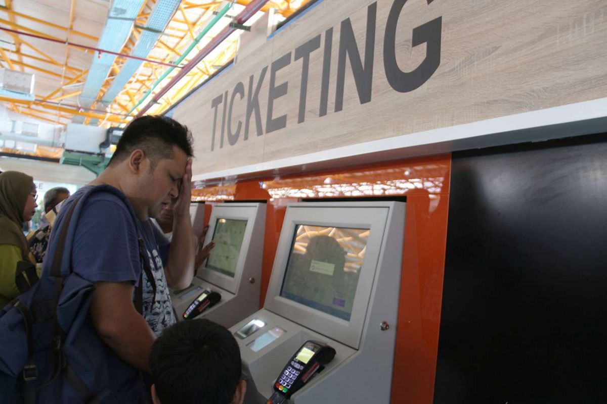 Antusias masyarakat saat membeli tiket kereta api bandara di Stasiun Sudirman Baru, Jakarta, Selasa (26/12/2017). Uji coba KA Bandara Soekarno-Hatta dilakukan hingga peresmian operasinya pada 2 Januari 2018. Selama uji coba, PT KAI telah menetapkan harga tiket yang bisa dibeli warga, yakni Rp 30.000.