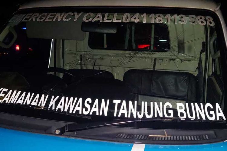 Kondisi mobil patroli GMTD Makassar yang dirusak para pemuda di Jalan Stadion Barombong, Kecamatan Tamalate, Kota Makassar, Sulsel. Kamis (27/7/2023)