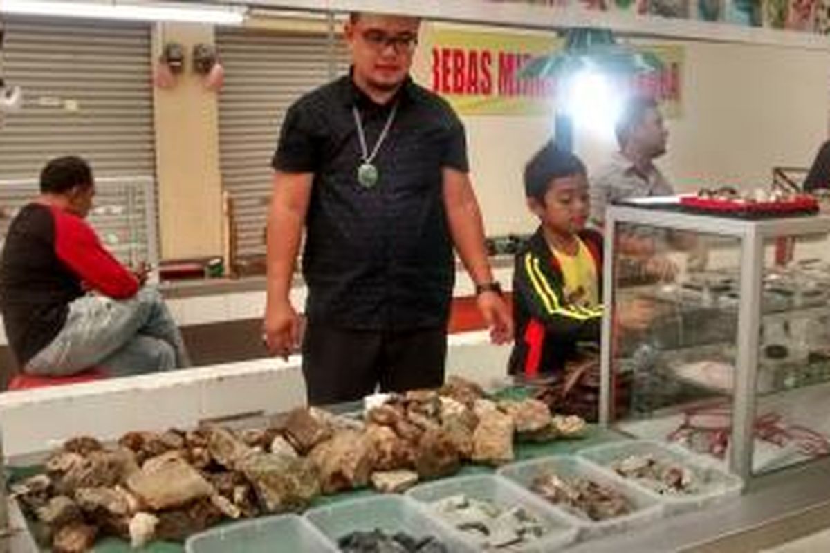 Salah satu outlet batu akik, Banyu Gemstone milik Yudi Handana di Pasar Segar Depok. Dibukanya bursa batu akik di Depok diharapkan bisa memudahkan penghobi batu melakukan transaksi.