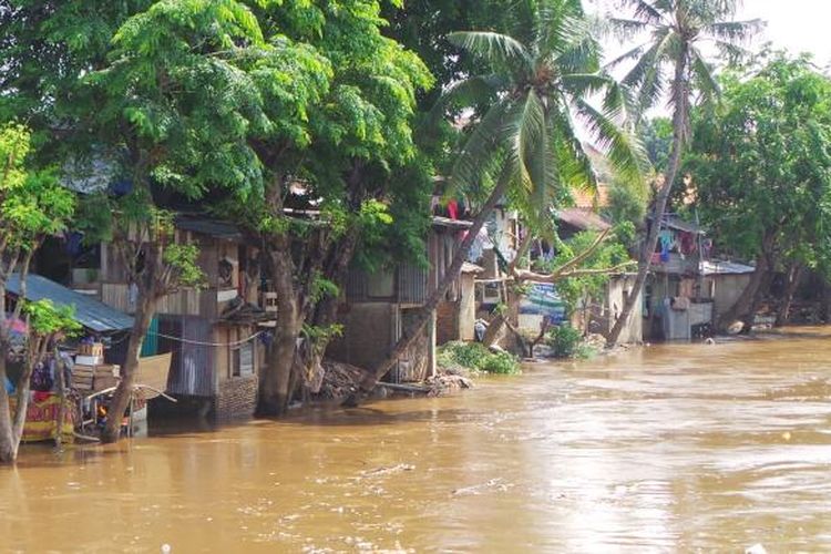 Air Sungai Ciliwung di permukiman Kampung Pulo, Kelurahan Kampung Melayu, Jakarta Timur, sempat meninggi pada Selasa (15/10/2013) subuh.