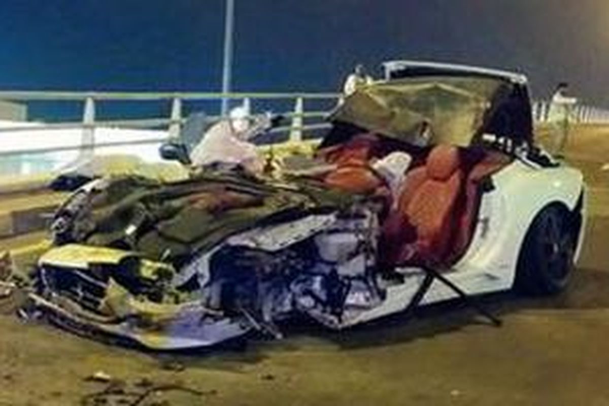 Kecelakaan yang melibatkan Ferrari California, ringsek, tapi penumpang selamat.
