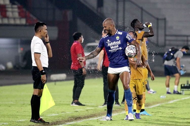 Penyerang Persib, David Da Silva bergurau dengan wasit garis pada pekan 23 Liga 1 2021-2022 melawan Bhayangkara FC yang berakhir dengan skor 0-1 di Stadion Kapten I Wayan Dipta Gianyar, Minggu (6/2/2022) malam.