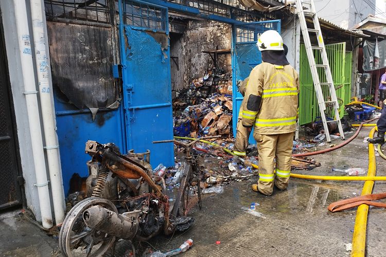Sepeda motor hangus terbakar di toko agen sembako yang berlokasi di Jalan Angkasa Dalam 2 No 54 A, RT 011/RW 03, Kemayoran, Jakarta Pusat, Senin (2/10/2023). (KOMPAS.com/XENA OLIVIA)