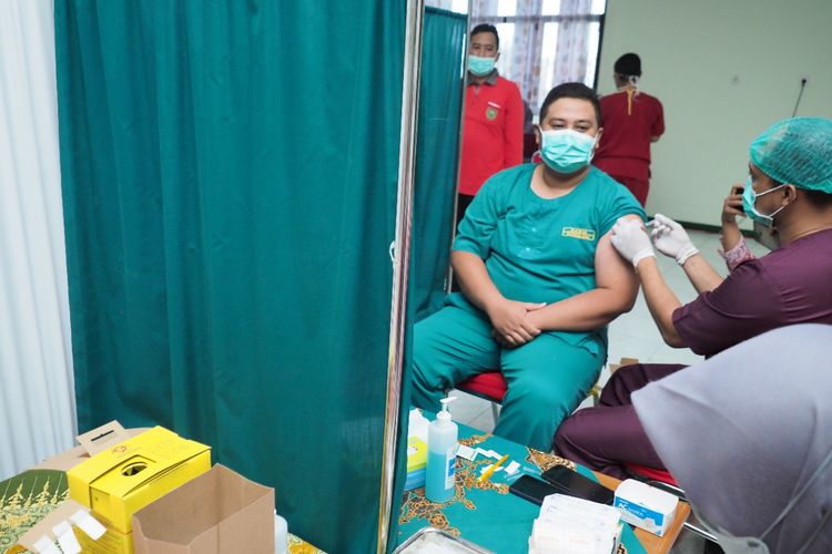 DIVAKSIN--Seorang nakes RSUD Kota Madiun mendapatkan vaksin booster kedua, Kamis (4/8/2022). Ratusan nakes yang bekerja di rumah sakit milik Pemkot Madiun mulai mendapatkan vaksin booster dosis kedua mulai hari ini. 