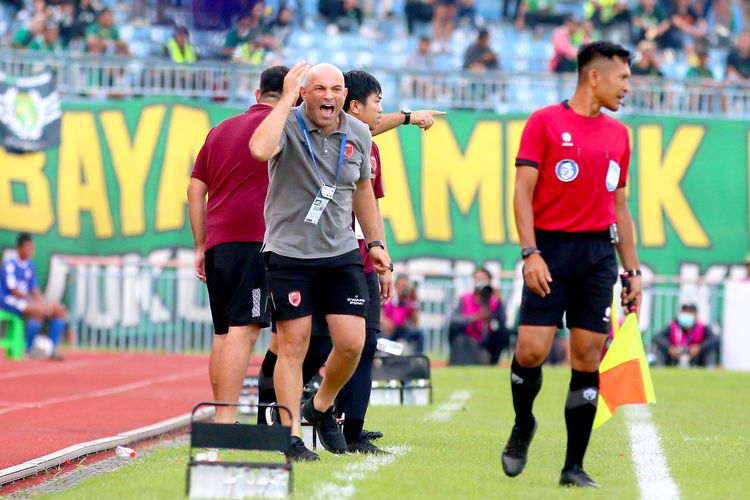 Ekspresi pelatih PSM Makassar Bernardo Tavares protes ke wasit garis saat pertandingan pekan ke-26 Liga 1 2022-2023 melawan Persebaya Surabaya yang berakhir dengan skor 0-1 di Stadion Gelora Joko Samudro Gresik, Jumat (24/2/2023) sore. 