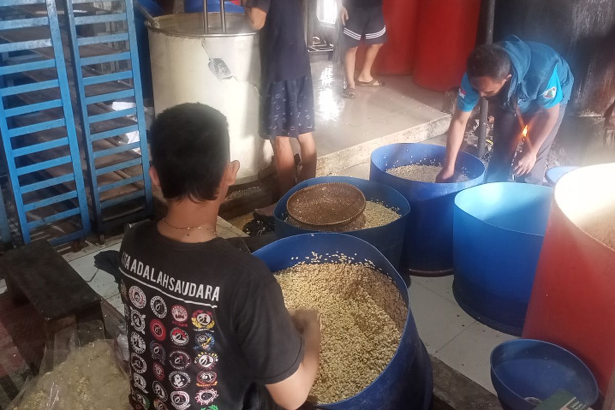 Pengrajin tahu tempe se-Kabupaten Bandung memastikan besok tetap akan menjalankan aksi mogok meski pemerintah berencana mensubsidi harga kedelai