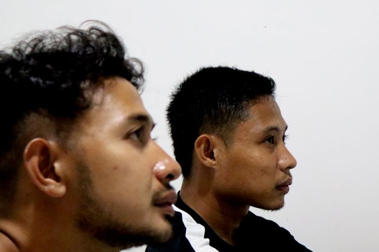 Wajah tegang pemain Arema FC Evan Dimas dan Gian Zola saat menyaksikan semifinal SEA Games 2021 Vietnam, Indonesia melawan Thailand melalui layar kaca di Mess Arema Kota Malang, Kamis (19/5/2022) sore.