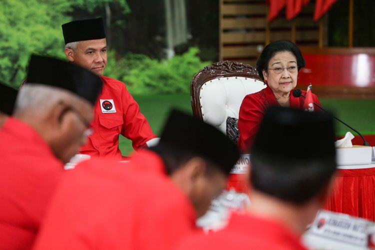 Bakal Calon Presiden PDI-P Ganjar Pranowo dan Ketua Umum PDI-P Megawati Soekarnoputri saat menggelar pertemuan kerjasama politik dengan PPP di Kantor Dewan Pimpinan Pusat (DPP) Partai Demokrasi Indonesia Perjuangan (PDI-P), Jakarta, Minggu (30/4/2023). Pertemuan ini untuk merumuskan agenda dan tahapan pemenangan terhadap Ganjar Pranowo.