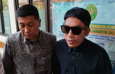 Presenter Desta menghadiri sidang perdana kasus perceraiannya dengan Natasha Rizky di Pengadilan Agama Jakarta Selatan.
