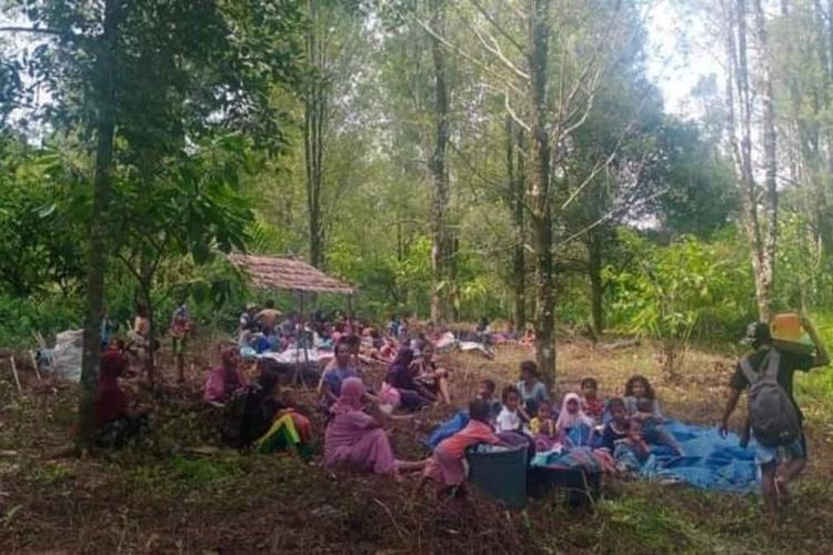 Warga di Desa Tehoru Kabupaten Maluku Tengah, memilih mengungsi ke lokasi ketinggian setelah gempa tektonik mengguncang wilayah tersebut Rabu (16/6/2021)