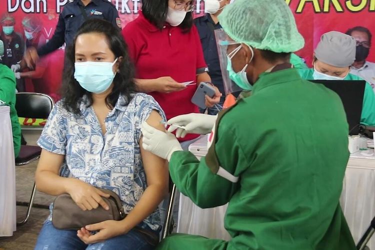 Ribuan orang sejak pagi sudah memadati Gedung Olah Raga Indoor Palangkaraya, untuk menjalani vaksinasi tahap pertama yang digelar oleh Pemerintah Provinsi Kalimantan Tengah. Sabtu (20/03/2021).