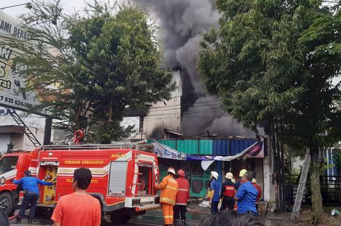 Toko Peralatan Rumah Tangga di Solo Terbakar, Damkar dari Boyolali hingga Karanganyar Ikut Dikerahkan