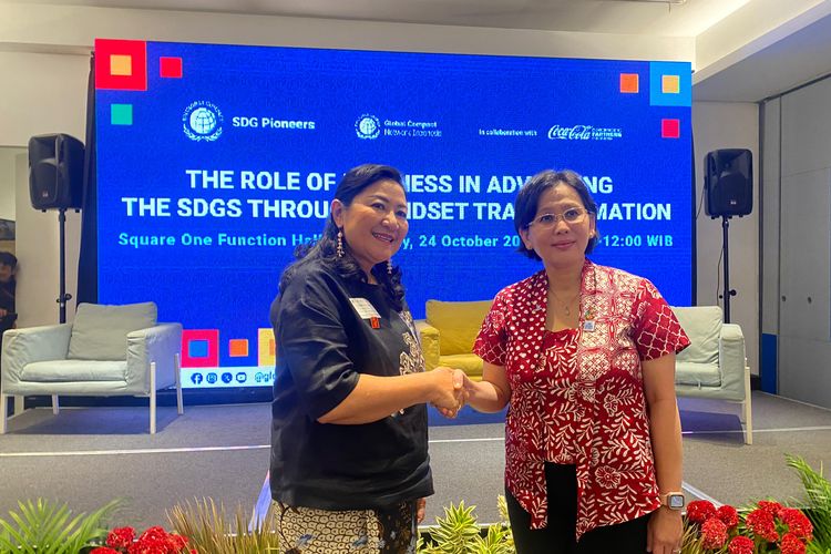 Executive Director IGCN Josephine Satyono (kiri) dan Public Affairs, Communications, and Sustainability Director, Coca-Cola Europacific Partners (CCEP) Indonesia, Lucia Karina (kanan) dalam acara The Role of Business in Advancing the SDGs through Mindset Transformation yang digelar CCEP Indonesia dan UN Global Network Compact Indonesia (IGCN) di Jakarta, Kamis (24/10/2024).