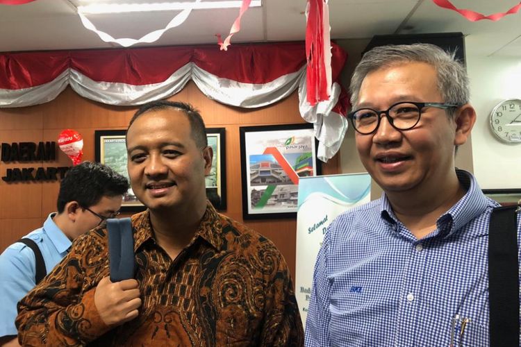 Dirut PT Transjakarta yang baru Agung Wicaksono (kiri) bersama mantan Dirut PT Transjakarta pendahulunya, Budi Kaliwono (kanan) di Balai Kota DKI Jakarta, Senin (29/10/2018). 
