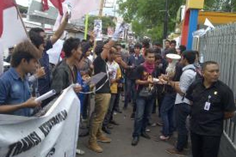 Aksi mahasiswa asal mataram ke ITN Malang, menuntut kasus tewasnya Fikri, diungkap.Senin (9/12/2013).