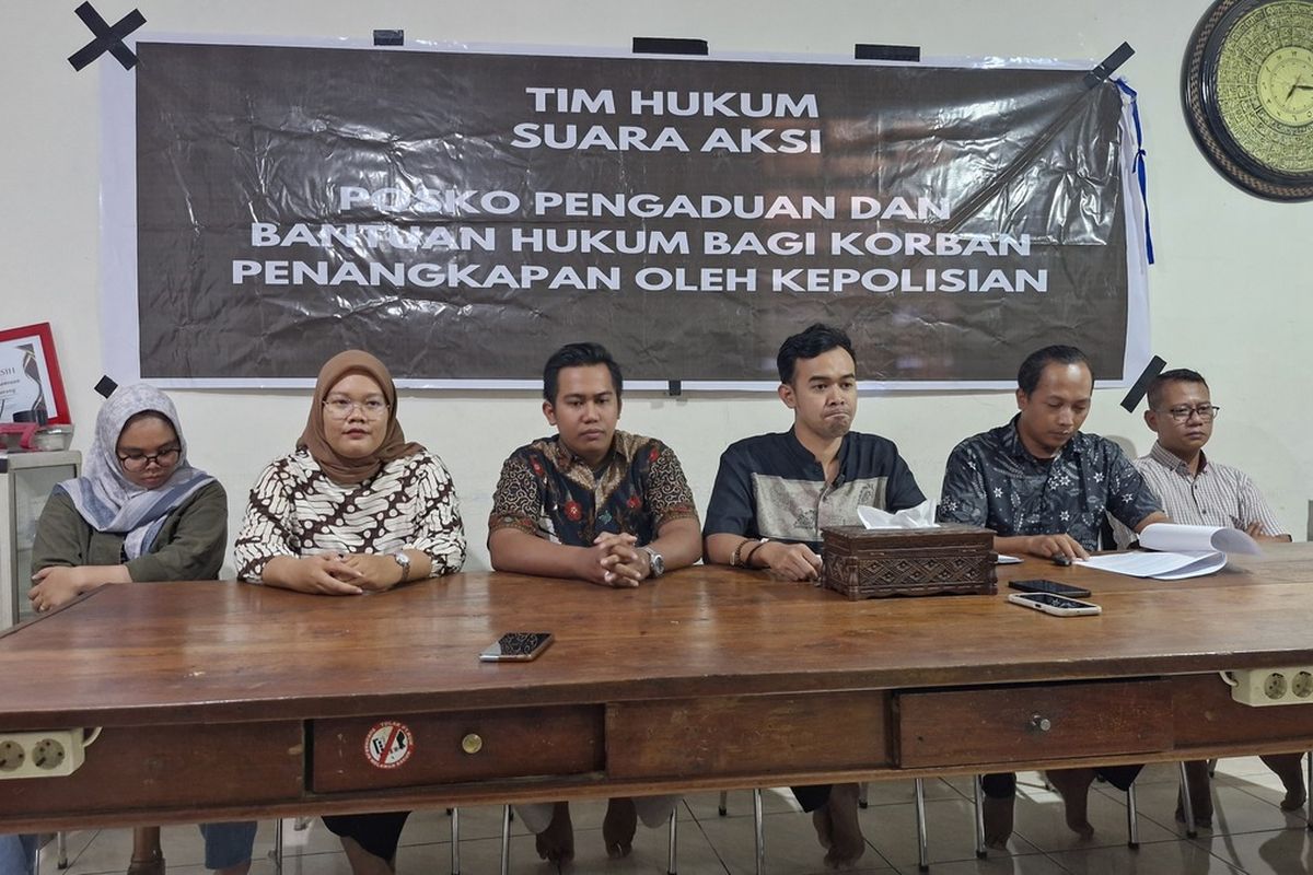 Tim Hukum Suara Aksi yang terdiri dari gabungan 40 advokat menggelar konferensi pers di kantor LBH Semarang, Rabu (3/8/2025).