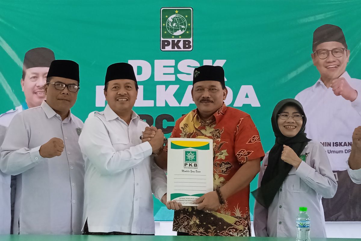 Mantan Bupati Nganjuk, Marhaen Djumadi, secara resmi mendaftar sebagai Bacabup Nganjuk untuk Pilkada 2024 ke DPC PKB Kabupaten Nganjuk, Jumat (17/5/2024)
