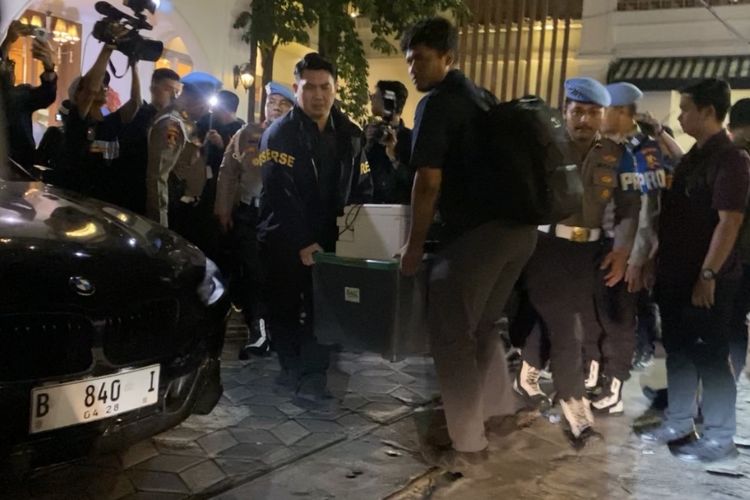 Polisi Angkut 2 Brankas Usai Geledah Restoran di Cipete, Diduga Terkait Korupsi PLN
