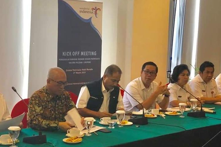 Menteri Pariwisata (Menpar) Arief Yahya (memakai rompi) bersama Waki Gubernur Sulawesi Utara (sebalah kanan Menpar) saat menghadiri Kick Off Meeting Pengusulan KEK Pariwisata Tanjung Pulisan-Likupang yang digagas Kemenpar dan Pemprov Sulut di Manado, Rabu (27/3/2019) pagi.
