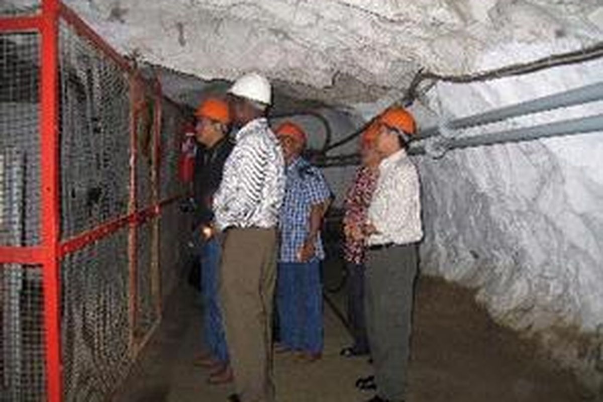 Inilah salah satu obyek wisata di Afsel, yaitu Gold Reef City. Di sini turis dibawa melihat bekas galian emas yang berbentuk seperti terowongan bawah tanah. Tempat-tempat curam yang berbahaya kini ditutup dengan pagar seperti yang terlihat dalam gambar.