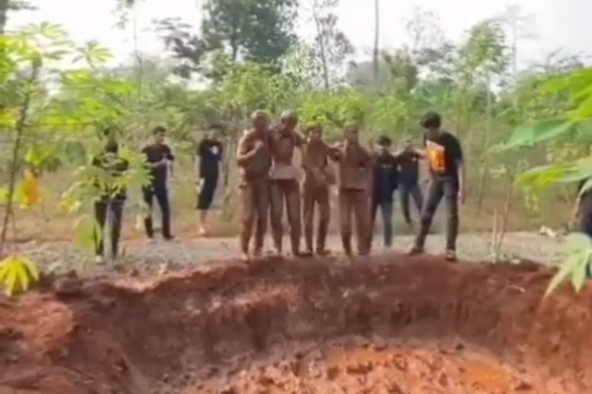 Sebuah unggahan video yang memperlihatkan sejumlah mahasiswa diduga dipelonco oleh seniornya. Adapun video perpeloncoan berdurasi 28 detik itu beredar di media sosial sejak Rabu (8/11/2023).