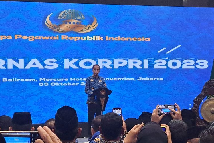 Presiden Joko Widodo berpidato saat membuka Rapat Kerja Nasional Korps Pegawai Republik Indonesia di Hotel Mercure Ancol, Jakarta, Selasa (3/10/2023).
