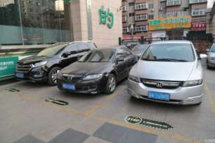 Sebuah klinik operasi plastik di China berlakukan pemisahan parkir yang unik yaitu sesuai ukuran bra pemilik mobil.