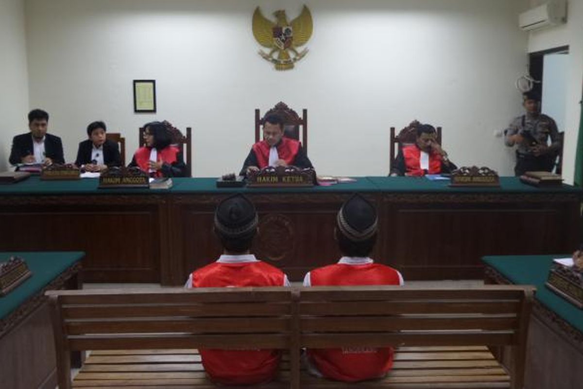 Suasana sidang vonis kasus pembunuhan dan pemerkosaan terhadap karyawati EF (19) di Pengadilan Negeri Tangerang, Rabu (8/2/2017). Majelis hakim menjatuhkan vonis hukuman mati kepada dua terdakwa, Rahmat Arifin dan Imam Hapriadi.