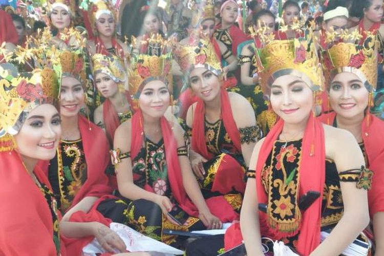 Pelajar Banyuwangi di Festival Gandrung Sewu  yang digelar di Pantai Boom, Sabtu (17/9/2016).