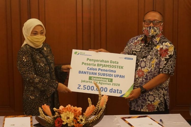 Direktur Utama BPJAMSOSTEK Agus Susanto menyerahkan 2,5 juta data penerima bantuan subsidi upah (BSU) kepada Menteri Ketenagakerjaan Ida Fauziyah