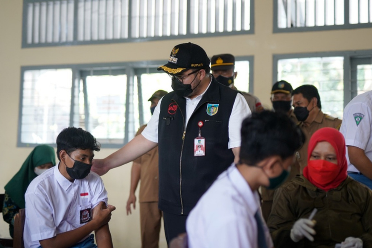Bupati Kediri Hanindhito Himawan Pramana tinjau penyelenggaraan vaksinasi dosis kedua untuk pelajar di SMA Negeri (SMAN) 1 Plosoklaten, Kabupaten Kediri, Selasa (19/10/2021).