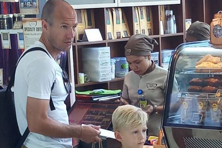 Pemain sepak bola Belanda, Arjen Robben saat berada di Bandara Komodo, Labuan Bajo, Kabupaten Manggarai Barat, NTT. Robben sempat mampir di La Bajo Flores Coffee membeli kopi flores dan banana cake, Minggu (17/6/2018).