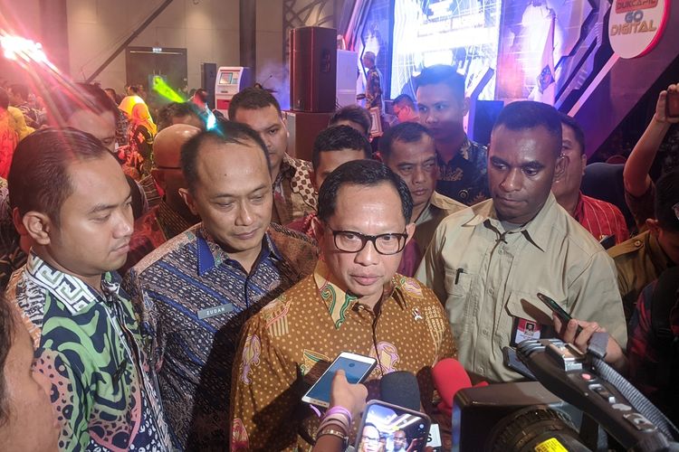 Mendagri Tito Karnavian meluncurkan Anjungan Dukcapil Mandiri di Ancol Taman Impian, Jakarta Utara Senin (25/11/2019) malam