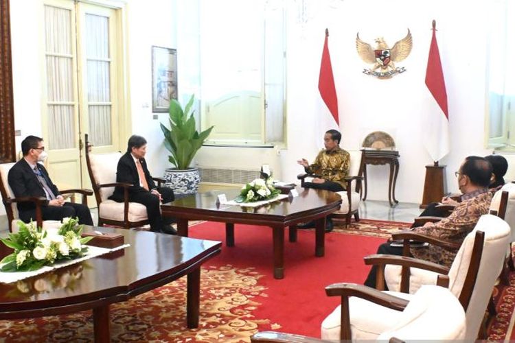 President Joko Widodo (center) receives in audience outgoing ASEAN secretary-general Dato Lim Jock Hoi (2nd, left) at the Merdeka Palace in Jakarta on Friday, December 30, 2022.  