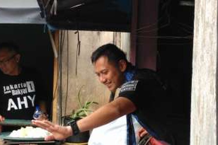 Calon gubernur DKI Jakarta nomor pemilihan satu, Agus Harimurti Yudhoyono, menyapa warga di rusun Pelindo 1, Cilincing, Jakarta Utara, Senin (9/1/2017).