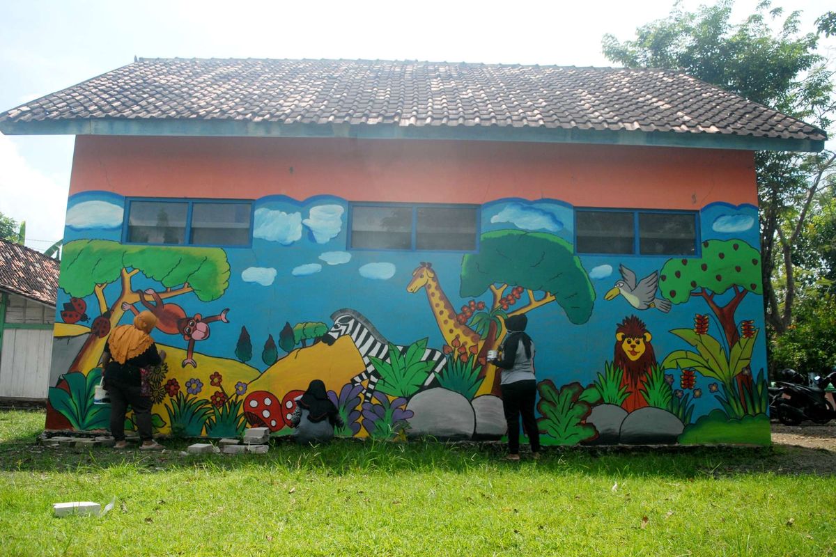 Para guru honorer merampungkan garapan melukis dinding TK Pertiwi Sulursari, Kecamatan Gabus, Kabupaten Grobogan, Jawa Tengah, Minggu (17/5/2020) pagi. Pekerjaan ini mereka lakoni untuk mendapatkan tambahan penghasilan di tengah situasi pandemi Covid-19.