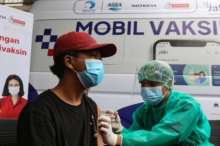 Warga mengikuti vaksinasi keliling covid-19 di Kantor Kelurahan Cipedak, Jagakarsa, Jakarta Selatan, Rabu (14/7/2021). Vaksinasi kerjasama Danone Indonesia dengan Pemprov DKI Jakarta dilakukan sebagai upaya jemput bola untuk warga yang tinggal di kawasan padat penduduk dan jauh dari sentra vaksinasi, serta memiliki kendala mobilitas.