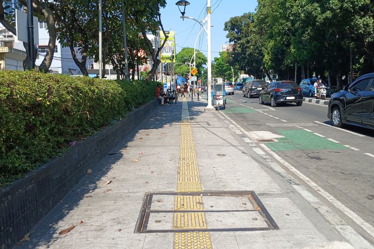 Mengapa Guiding Block pada Trotoar Pakai Warna Kuning?