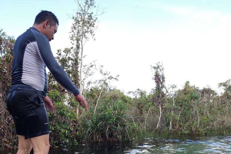 Pengunjung di pemandian sungai Aek Bedelew di Belinyu, Bangka, Kepulauan Bangka Belitung, Senin (29/1/2024).
