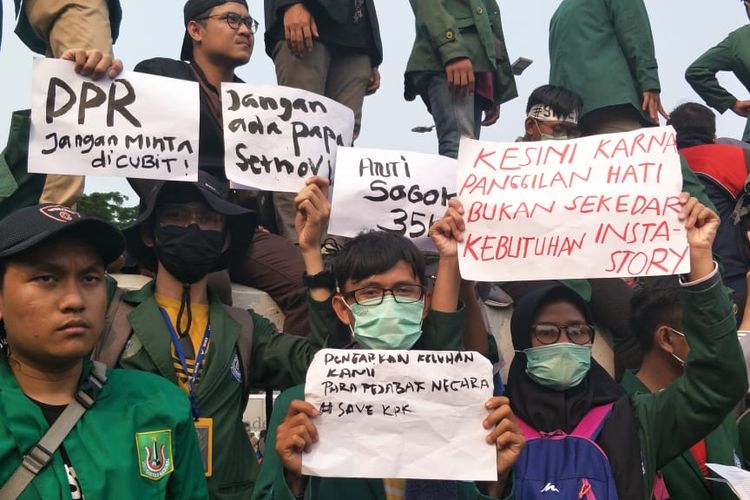 Poster unik mahasiswa, di depan Gedung DPR, Jalan Gatot Subroto, Jakarta Pusat, Selasa (24/9/2019) 