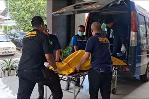 Tangis Pecah di RS Bhayangkara, Keluarga Korban Kebakaran KMP Mutiara Sentosa 2 Mulai Datangi Kamar Jenazah