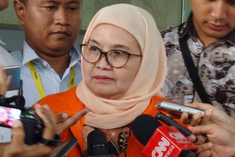 Mantan Menteri Kesehatan, Siti Fadilah Supari, seusai diperiksa sebagai tersangka di Gedung KPK Jakarta, Selasa (1/11/2016).
