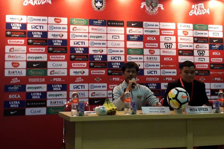 Pelatih Tim Nasional Indonesia U-19 Indra Sjafrie dalam konferensi pers usai laga ujicoba Indonesia U-19 kontra Arab Saudi U-19 di Stadion Wibawa Mukti, Cikarang, Rabu (10/10/2018).