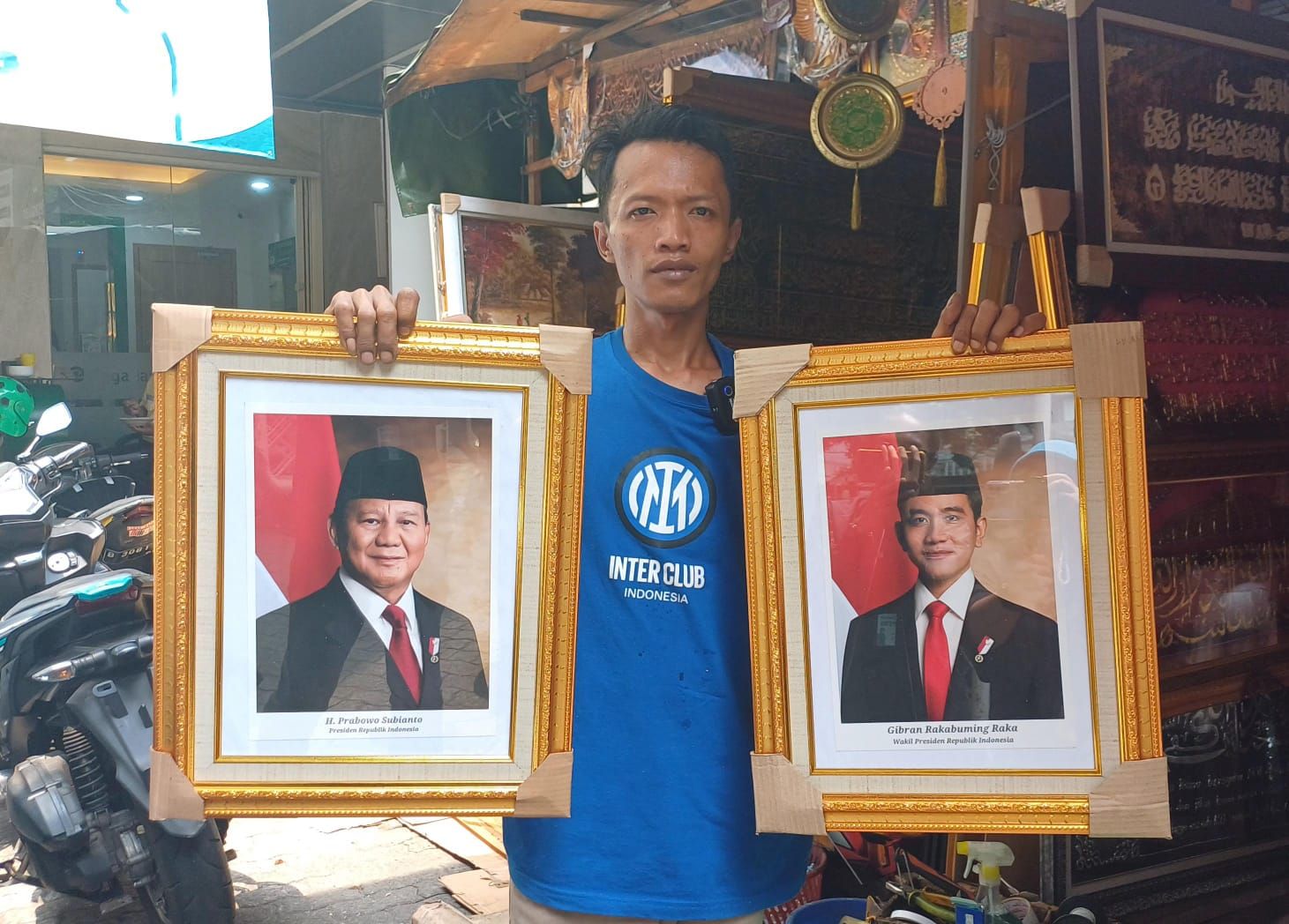 Saat Pedagang Kecil Jaga Marwah Kebangsaan, Belum Jual Foto Prabowo-Gibran meski Sudah Jadi Pemenang 