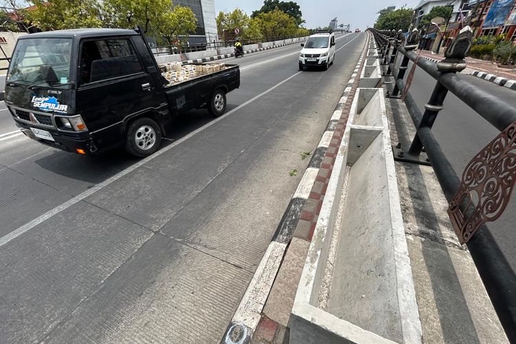 Cerita Warga Terpaksa Nyebrang di Trotoar Sempit 
