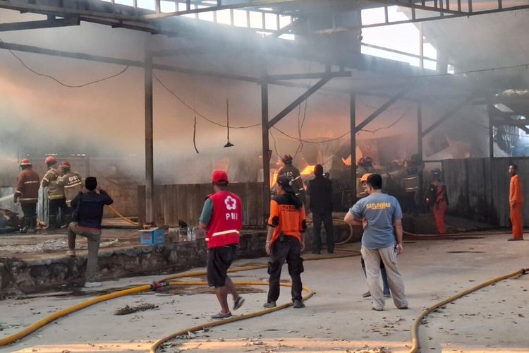Petugas sedang berupaya memadamkan api gudang furniture terbakar di Padukuhan Blunyahan RT 48, Pendowoharjo, Sewon, Bantul, Daerah Istimewa Yogyakarta, Selasa (14/10/2025) petang