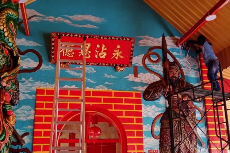 Di Kelenteng Eng An Kiong, Kota Malang nampak salah satu pekerja tengah sibuk berbenah pada Senin (29/1/2024).